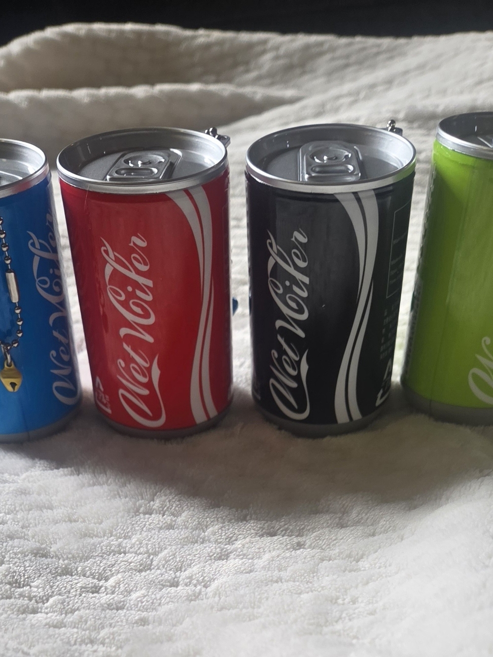 NWT 4-Mini Soda Can Wet Wipes Keychain Set (4-Pack) - Multi Color - Picture 3 of 14